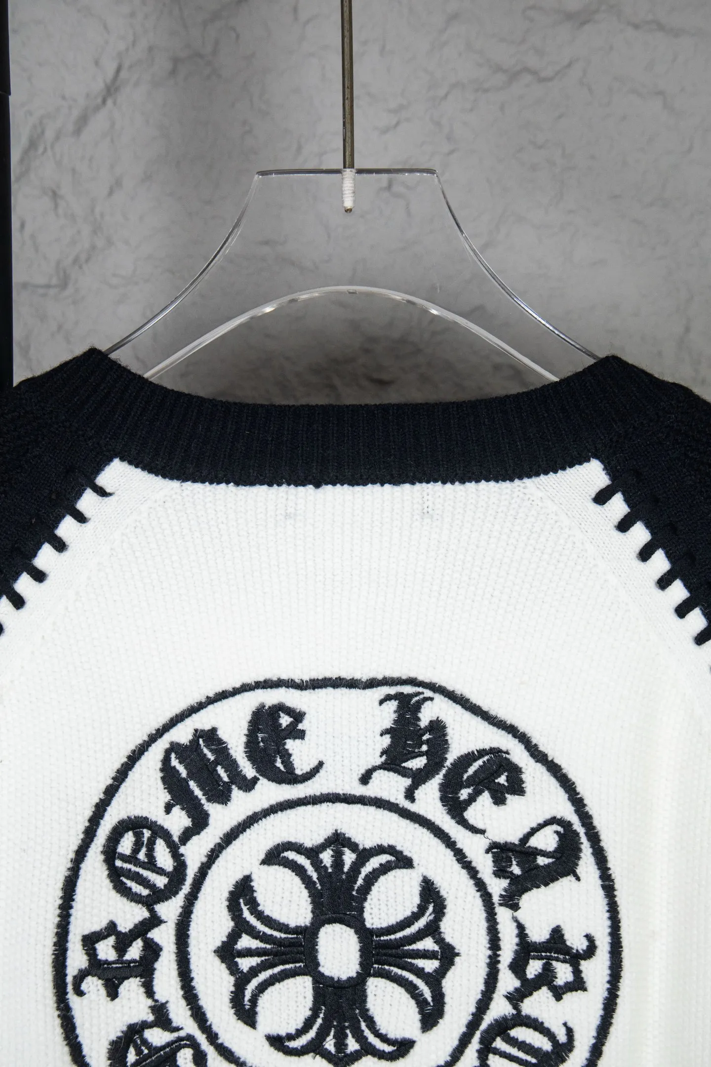 P300 ChromeHearts popular Chrome Hearts CH Sanskrit horseshoe cross embroidered button cardigan jacket raglan sleeve sweater, contrasting color splicing raglan round neck knitted sweater, unique knitting texture, soft and skin-friendly, classic pattern embroidery on the front and back. Retro chic. The contrasting color raglan sleeve design and the thick stitching craftsmanship at the joints make it look great when worn alone or layered! The fit is loose and slimming! Fashionable patchwork colored sweater, colorfully intertwined, with clear layers, warm and slimming. Whether worn alone or layered, you can easily control various styles and show your personal charm. The raglan sleeves are shoulder-width in contrasting colors and have ultra-detailed embroidery on the front and back, giving it a casual street feel. It looks great when worn alone! The sleeves are designed with contrasting colors and seams, and the round neck style reveals the neck and flatters the face shape! Wool blend knitted fabric, soft, comfortable and warm to the touch. Contrasting color design➕Loose fit, not flattering on your body shape and slimming, not to mention how easy it is to wear! Basic, versatile and fashionable classic! Black and white are versatile! Black and gray high-end! Couples get involved!  Color: black and white/black gray Size: S~M~L